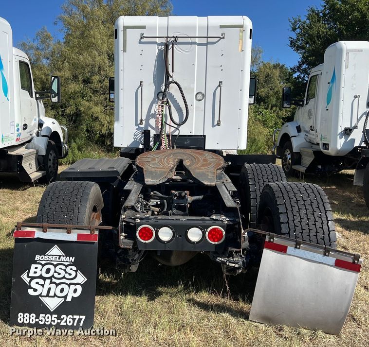 image for item EJ2896 2016 Kenworth  T880 semi truck