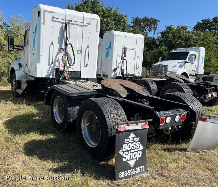 image for item EJ2896 2016 Kenworth  T880 semi truck