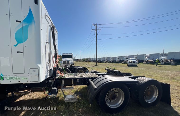 image for item EJ2896 2016 Kenworth  T880 semi truck