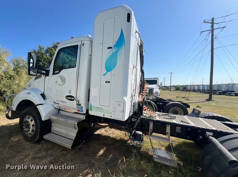 image for item EJ2896 2016 Kenworth  T880 semi truck