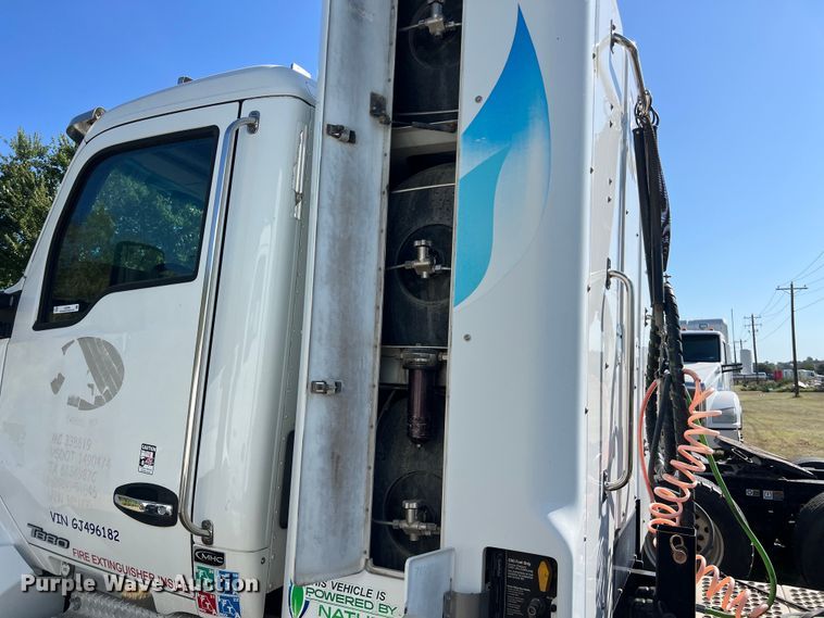 image for item EJ2896 2016 Kenworth  T880 semi truck