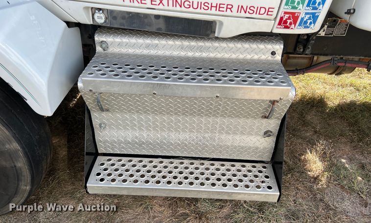 image for item EJ2896 2016 Kenworth  T880 semi truck