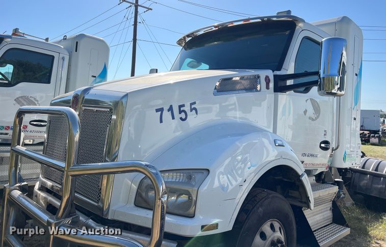image for item EJ2896 2016 Kenworth  T880 semi truck