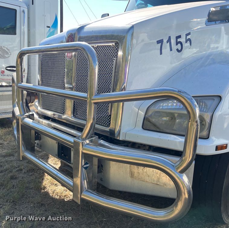 image for item EJ2896 2016 Kenworth  T880 semi truck