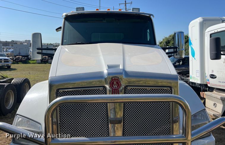 image for item EJ2896 2016 Kenworth  T880 semi truck