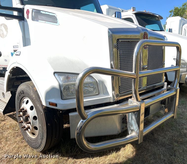 image for item EJ2896 2016 Kenworth  T880 semi truck