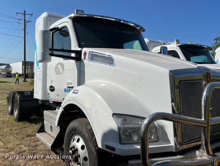 image for item EJ2896 2016 Kenworth  T880 semi truck