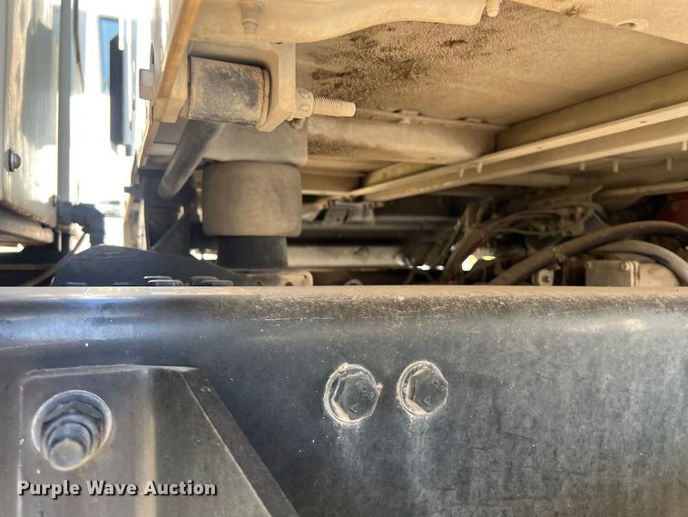 image for item EJ2896 2016 Kenworth  T880 semi truck