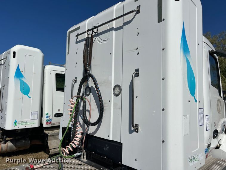 image for item EJ2896 2016 Kenworth  T880 semi truck