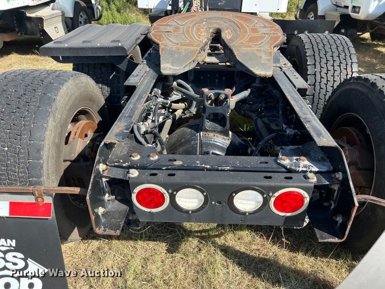 image for item EJ2896 2016 Kenworth  T880 semi truck