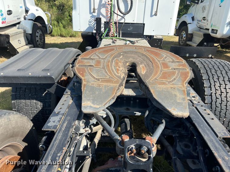 image for item EJ2896 2016 Kenworth  T880 semi truck