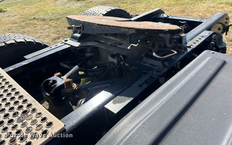 image for item EJ2896 2016 Kenworth  T880 semi truck