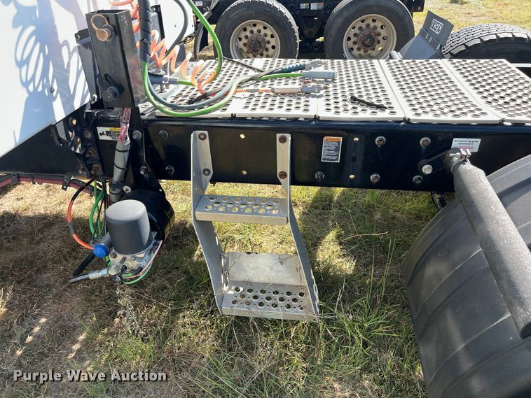 image for item EJ2896 2016 Kenworth  T880 semi truck