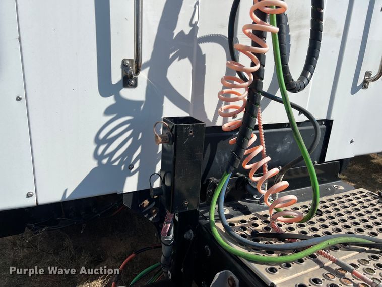 image for item EJ2896 2016 Kenworth  T880 semi truck