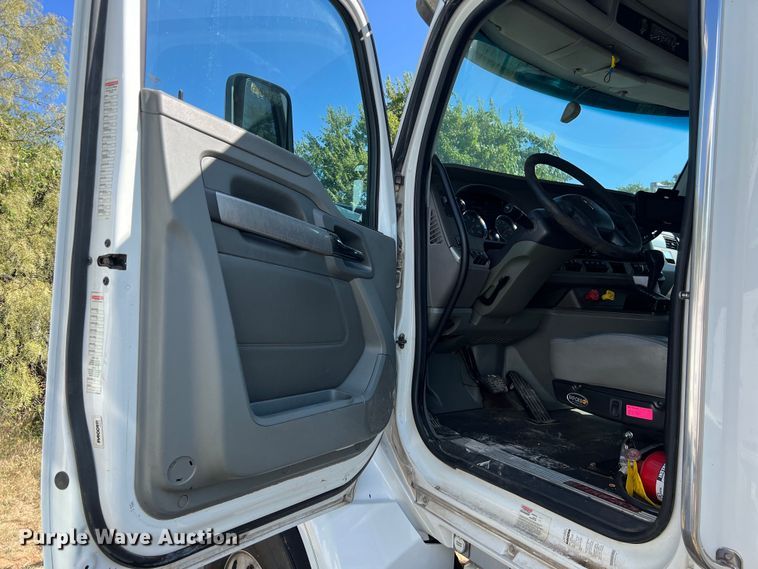 image for item EJ2896 2016 Kenworth  T880 semi truck