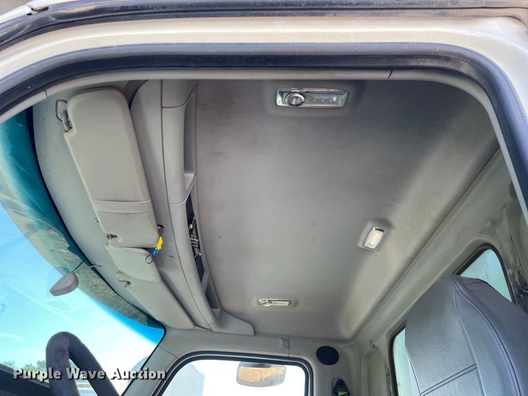 image for item EJ2896 2016 Kenworth  T880 semi truck