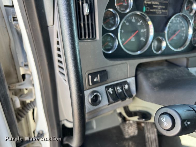 image for item EJ2896 2016 Kenworth  T880 semi truck