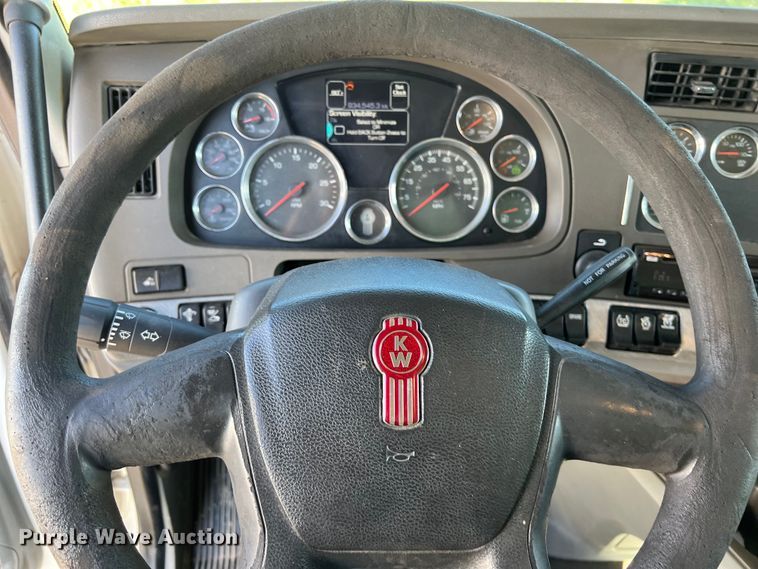 image for item EJ2896 2016 Kenworth  T880 semi truck
