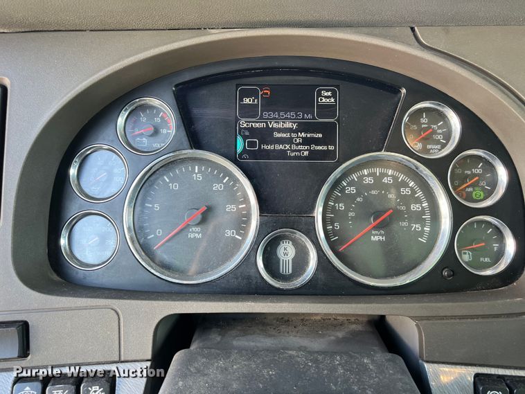 image for item EJ2896 2016 Kenworth  T880 semi truck