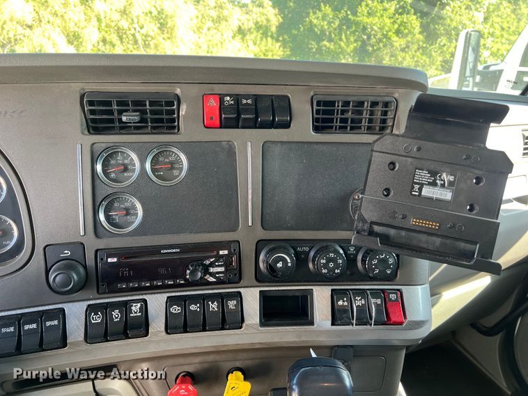 image for item EJ2896 2016 Kenworth  T880 semi truck