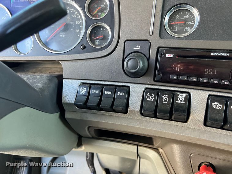 image for item EJ2896 2016 Kenworth  T880 semi truck