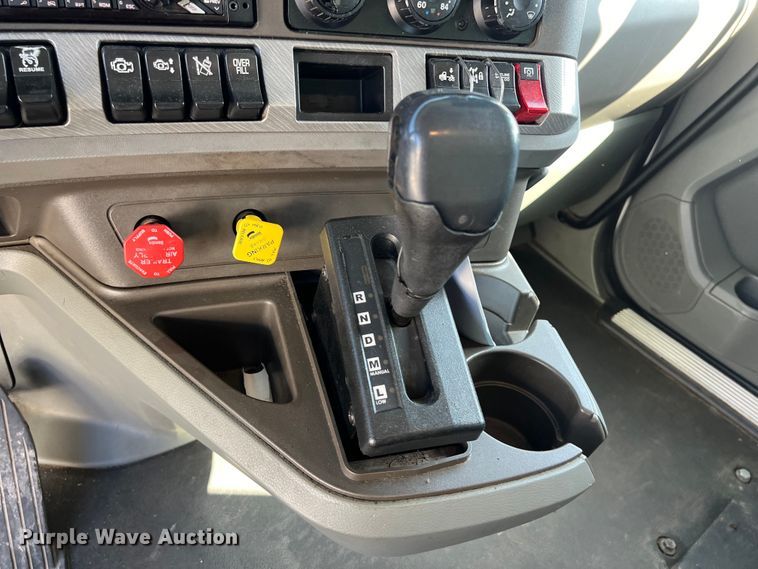 image for item EJ2896 2016 Kenworth  T880 semi truck