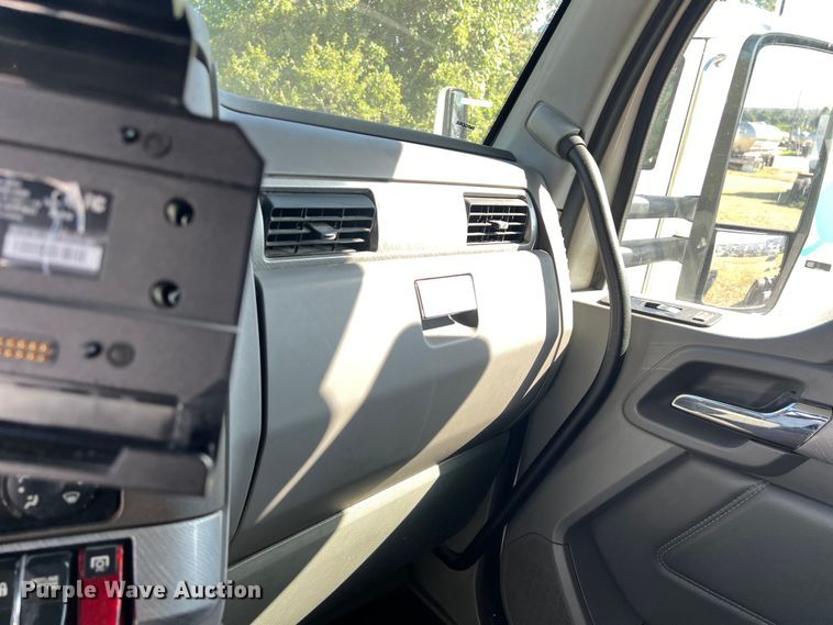 image for item EJ2896 2016 Kenworth  T880 semi truck