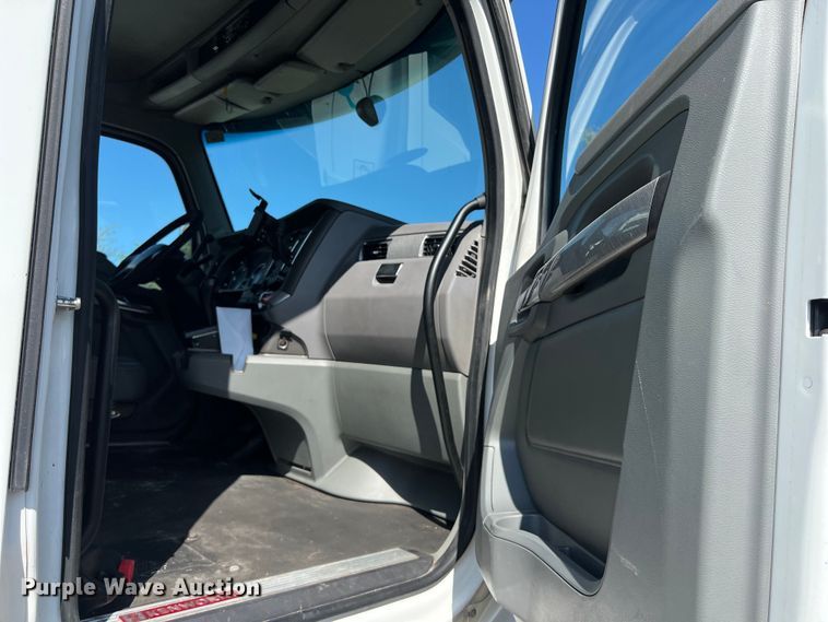 image for item EJ2896 2016 Kenworth  T880 semi truck