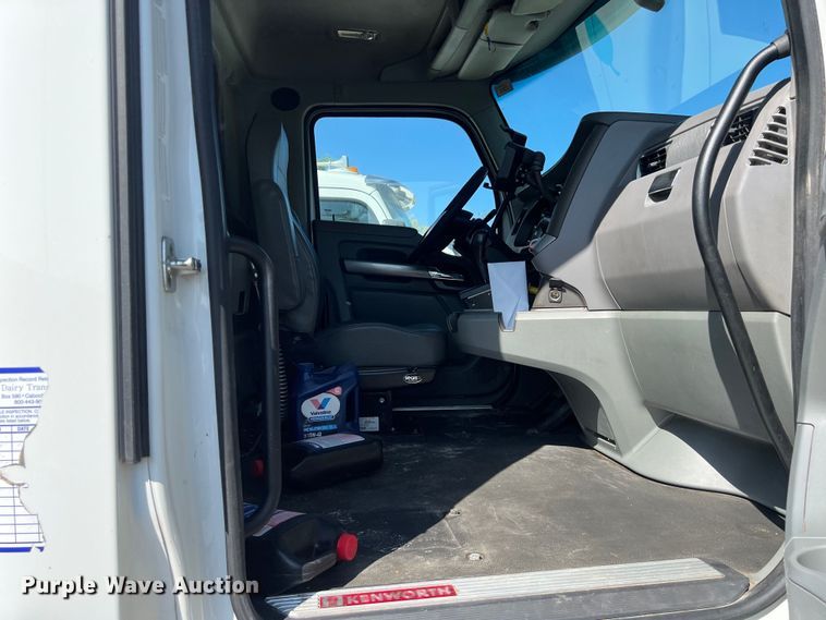 image for item EJ2896 2016 Kenworth  T880 semi truck