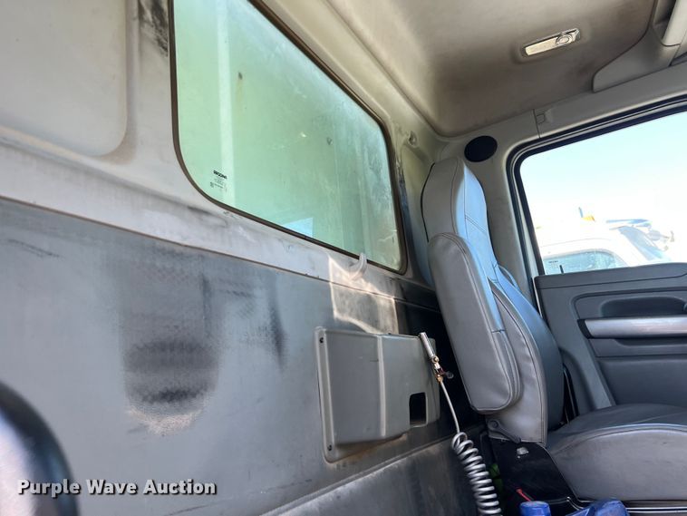 image for item EJ2896 2016 Kenworth  T880 semi truck