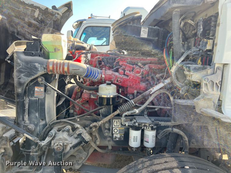 image for item EJ2896 2016 Kenworth  T880 semi truck