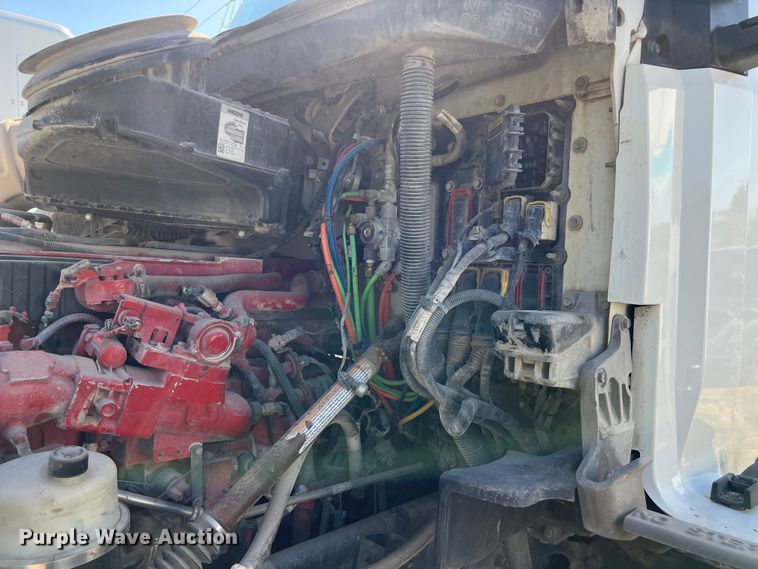 image for item EJ2896 2016 Kenworth  T880 semi truck