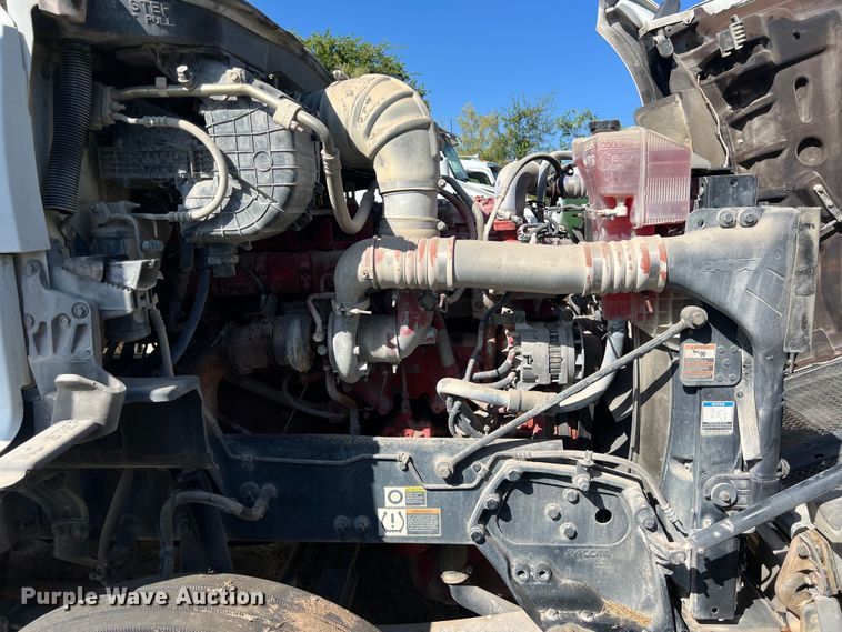 image for item EJ2896 2016 Kenworth  T880 semi truck