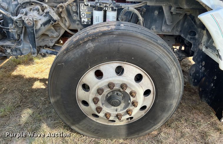 image for item EJ2896 2016 Kenworth  T880 semi truck