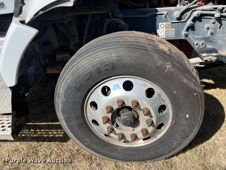 image for item EJ2896 2016 Kenworth  T880 semi truck