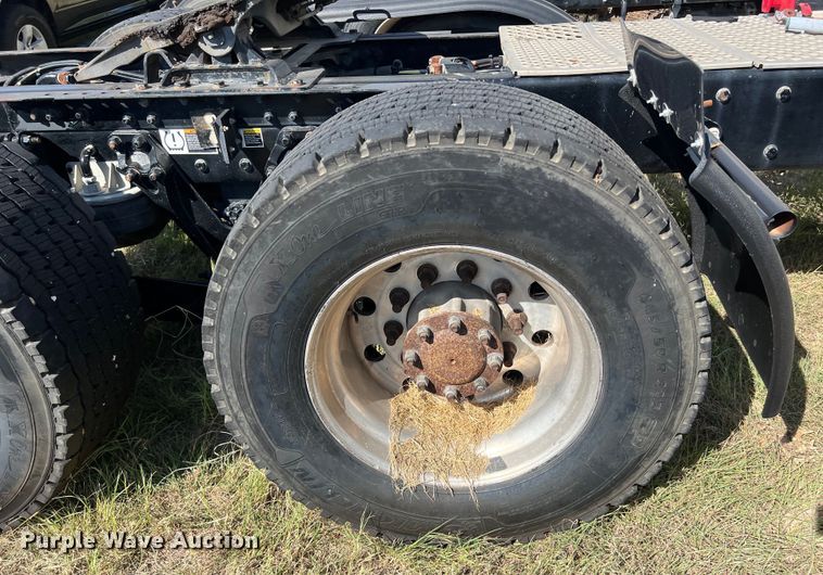 image for item EJ2896 2016 Kenworth  T880 semi truck