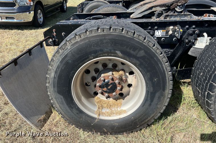 image for item EJ2896 2016 Kenworth  T880 semi truck