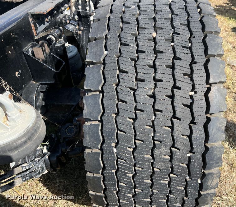 image for item EJ2896 2016 Kenworth  T880 semi truck