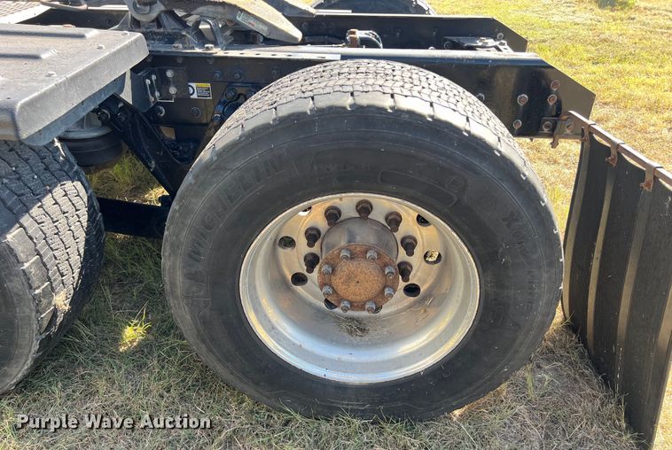 image for item EJ2896 2016 Kenworth  T880 semi truck