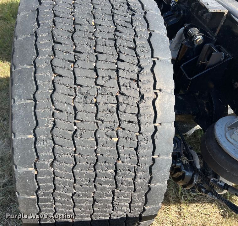 image for item EJ2896 2016 Kenworth  T880 semi truck