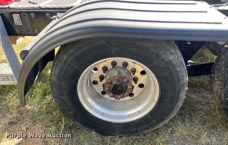 image for item EJ2896 2016 Kenworth  T880 semi truck