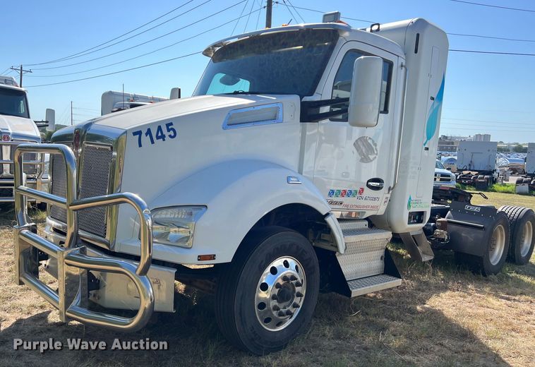 image for item EJ2897 2016 Kenworth  T880 semi truck