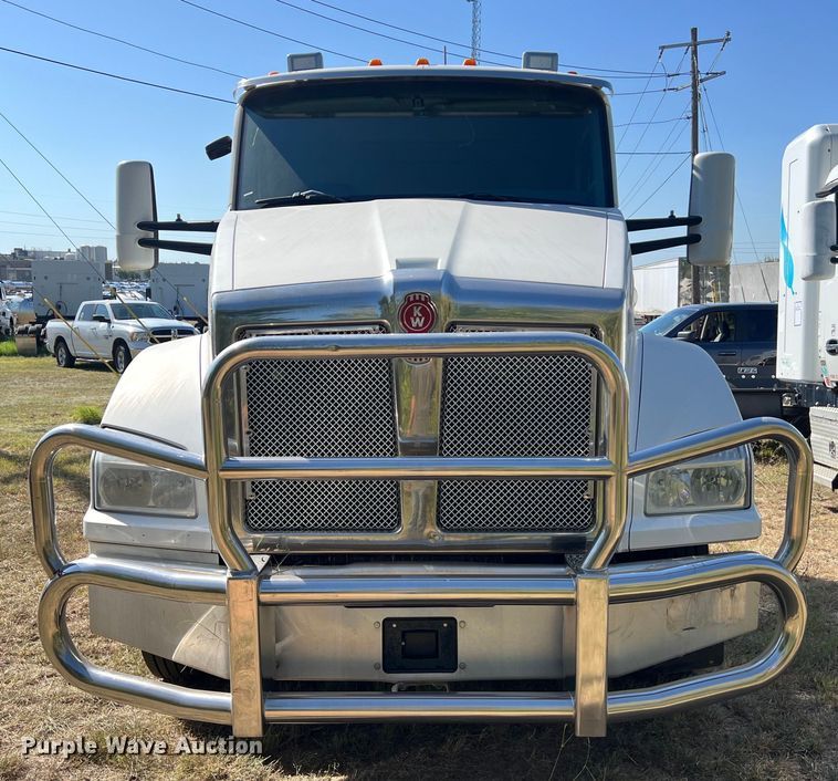 image for item EJ2897 2016 Kenworth  T880 semi truck