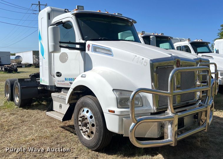 image for item EJ2897 2016 Kenworth  T880 semi truck