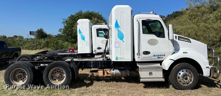 image for item EJ2897 2016 Kenworth  T880 semi truck