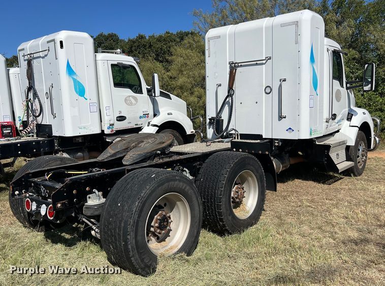 image for item EJ2897 2016 Kenworth  T880 semi truck