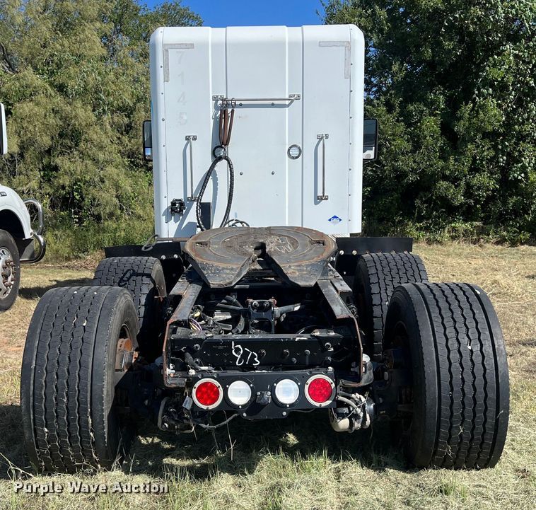 image for item EJ2897 2016 Kenworth  T880 semi truck