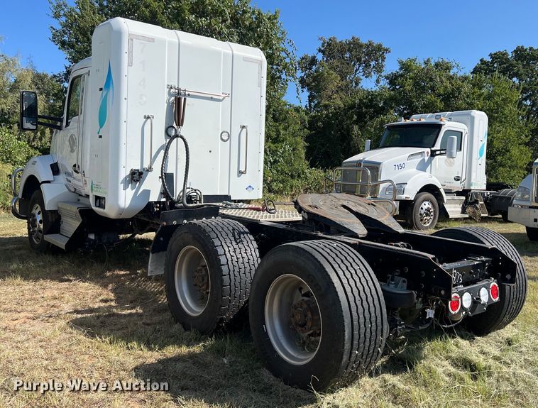 image for item EJ2897 2016 Kenworth  T880 semi truck