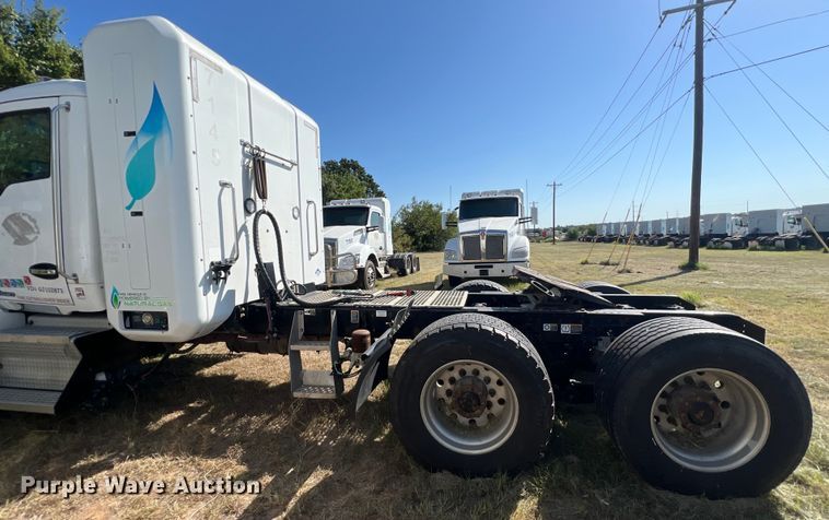 image for item EJ2897 2016 Kenworth  T880 semi truck