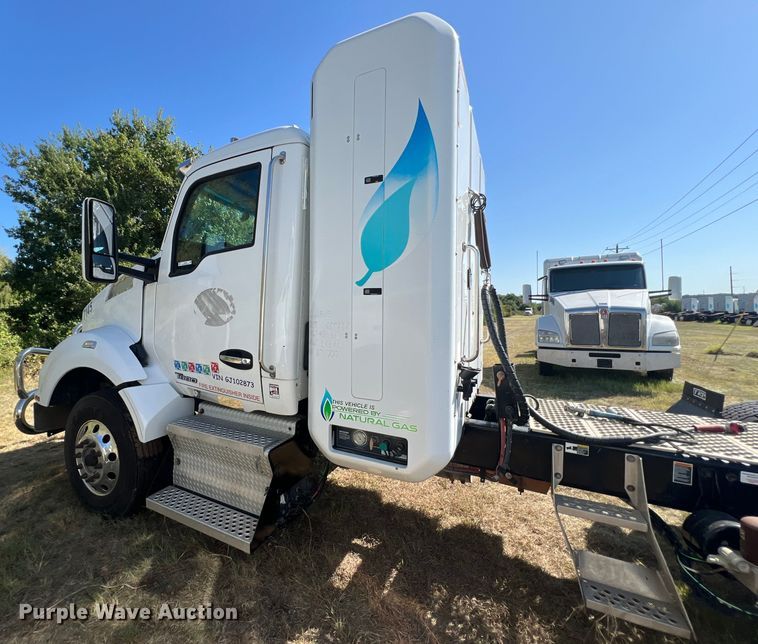 image for item EJ2897 2016 Kenworth  T880 semi truck